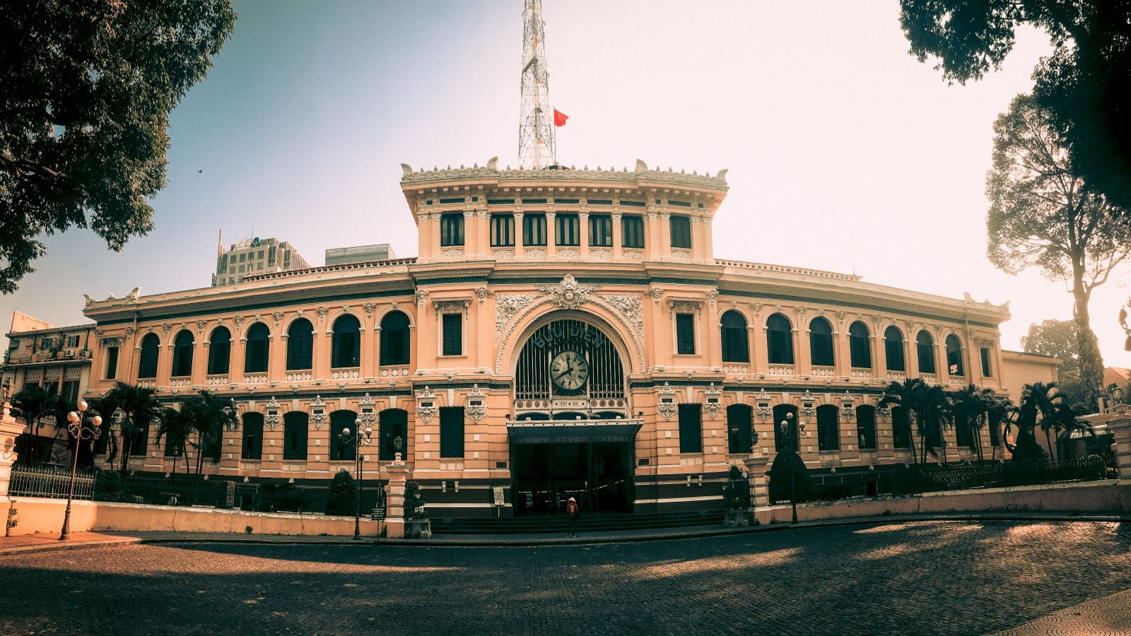 Khách sạn cao cấp